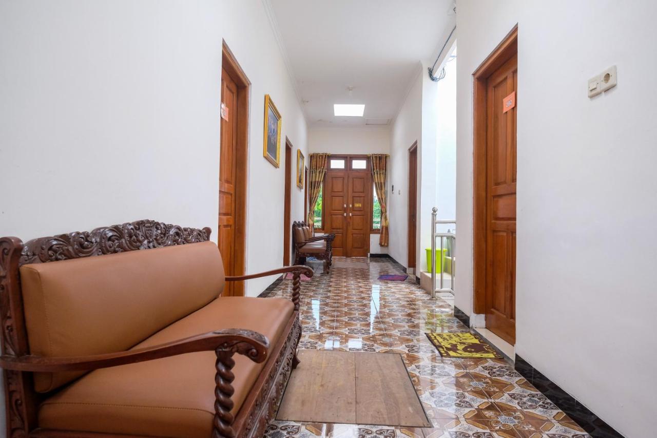 Reddoorz Syariah @ Griya Thamrin Manahan Solo מראה חיצוני תמונה